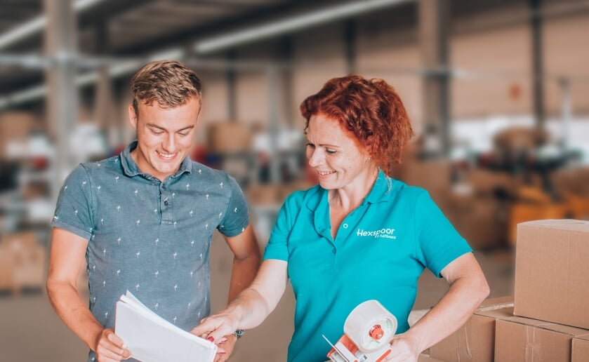 Corina Heesbeen werkt bij Hexspoor E-fulfulment en is op zoek naar collega inpakmedewerkers en orderpickers. Foto Isabel Hexspoor