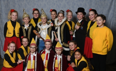 <p>De nieuwe hoogheden, met raad en dansdurskes. Jente van der Schoot, winnares van de show, zit helemaal links op de foto.</p>