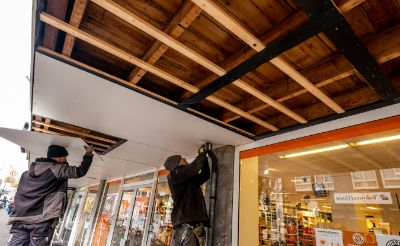 De overkapping die loopt van de Markt via de Rozemarijnstraat naar de Rechterstraat gaat verdwijnen. De eigenaar van het pand wil de verouderde gevel vernieuwen.