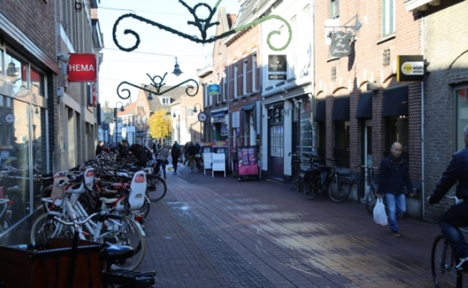 Een vertrouwd beeld in de Rechterstraat: fietsen, reclameborden en kledingrekken belemmeren de toch al smalle doorgang. (Foto: Bas Voets)