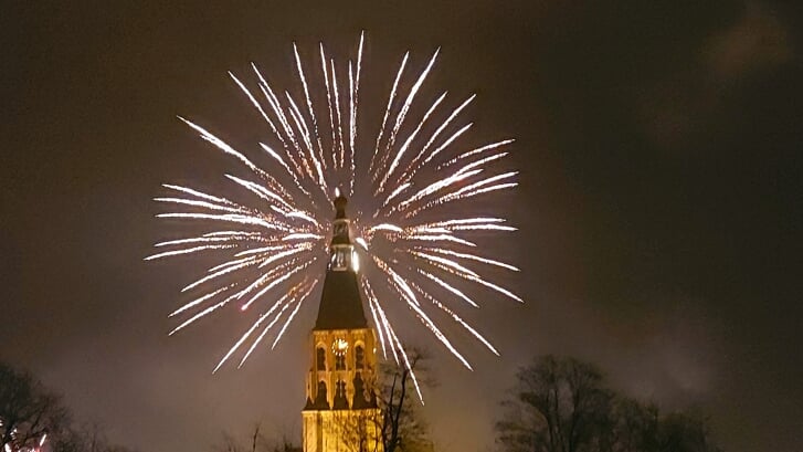 Tijdens nieuwjaarsnacht 2022 maakte de Boxtelse Helen van Delft deze perfect getimede foto van de Petrustoren.
