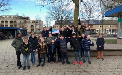 Wethouder Fred van Nistelrooij overhandigd de cheque van 1.000 euro aan de leerlingen van basisschool De Hobbendonken. Dit bedrag komt van de snelheidsmeter die vorig jaar is opgehangen bij de school.