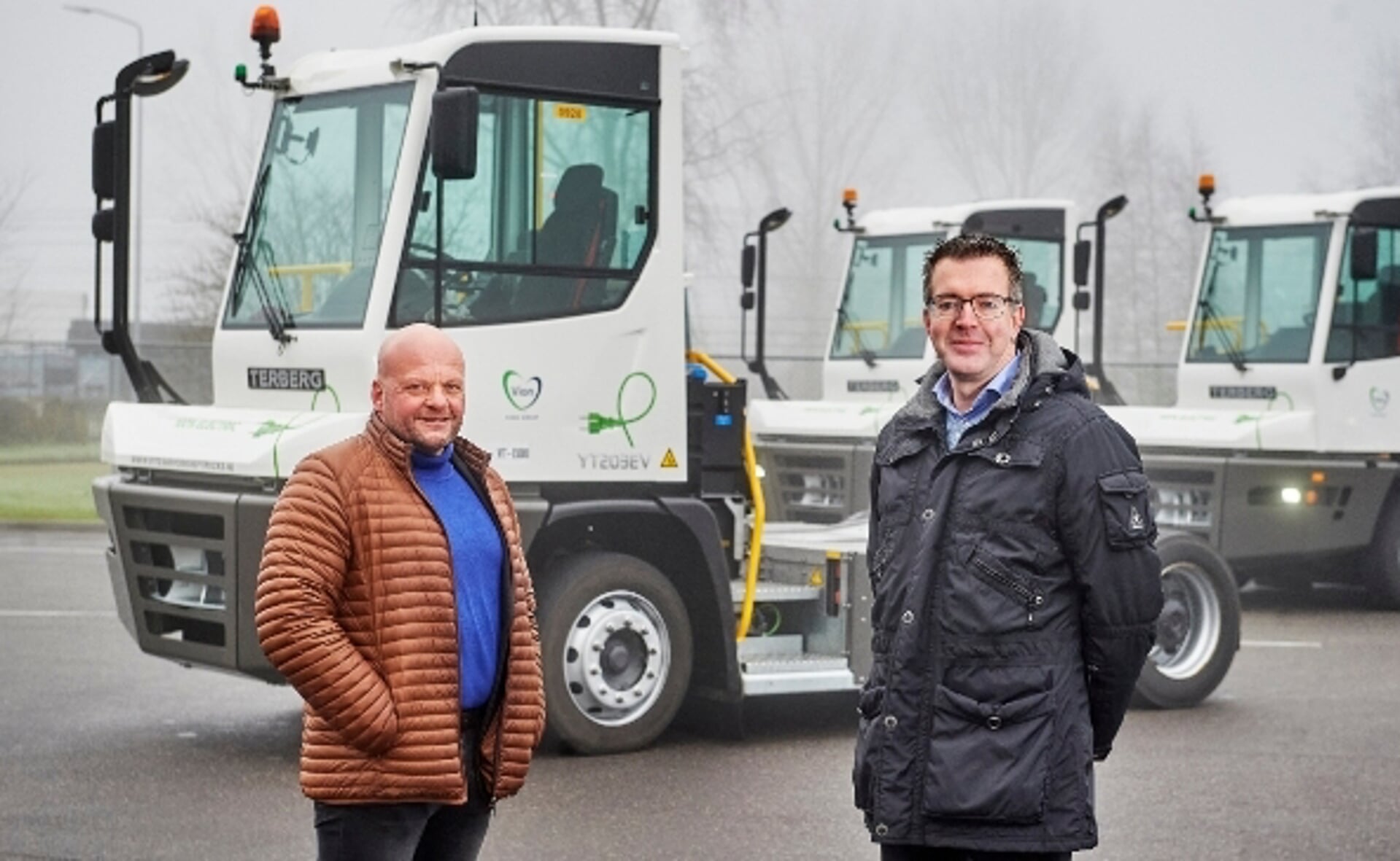 Nieuwe elektrische trucks (E-trucks) bij Vion in Boxtel. Erik Helmink (rechts) en Tom Kolkman.