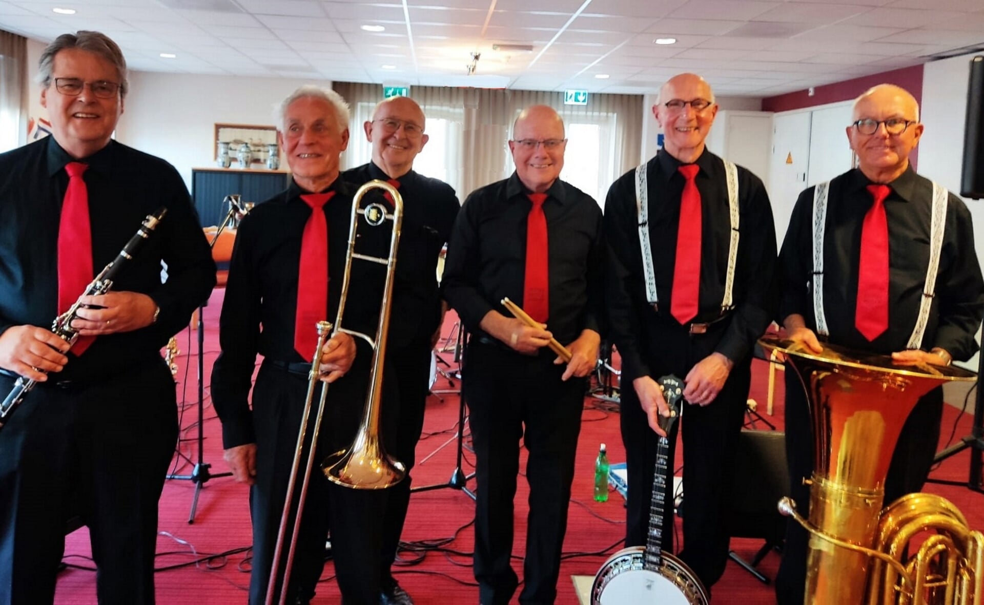 De Swanee Bridge Jazzband wordt gevormd door Jos Vos (Rosmalen), Anton Verlee (Sleeuwijk), Frans Lautenslager Boxtel en Will van Lokven (beiden uit Boxtel), Piet van der Windt (Sleeuwijk) en Loek Hamers (Berkel-Enschot).