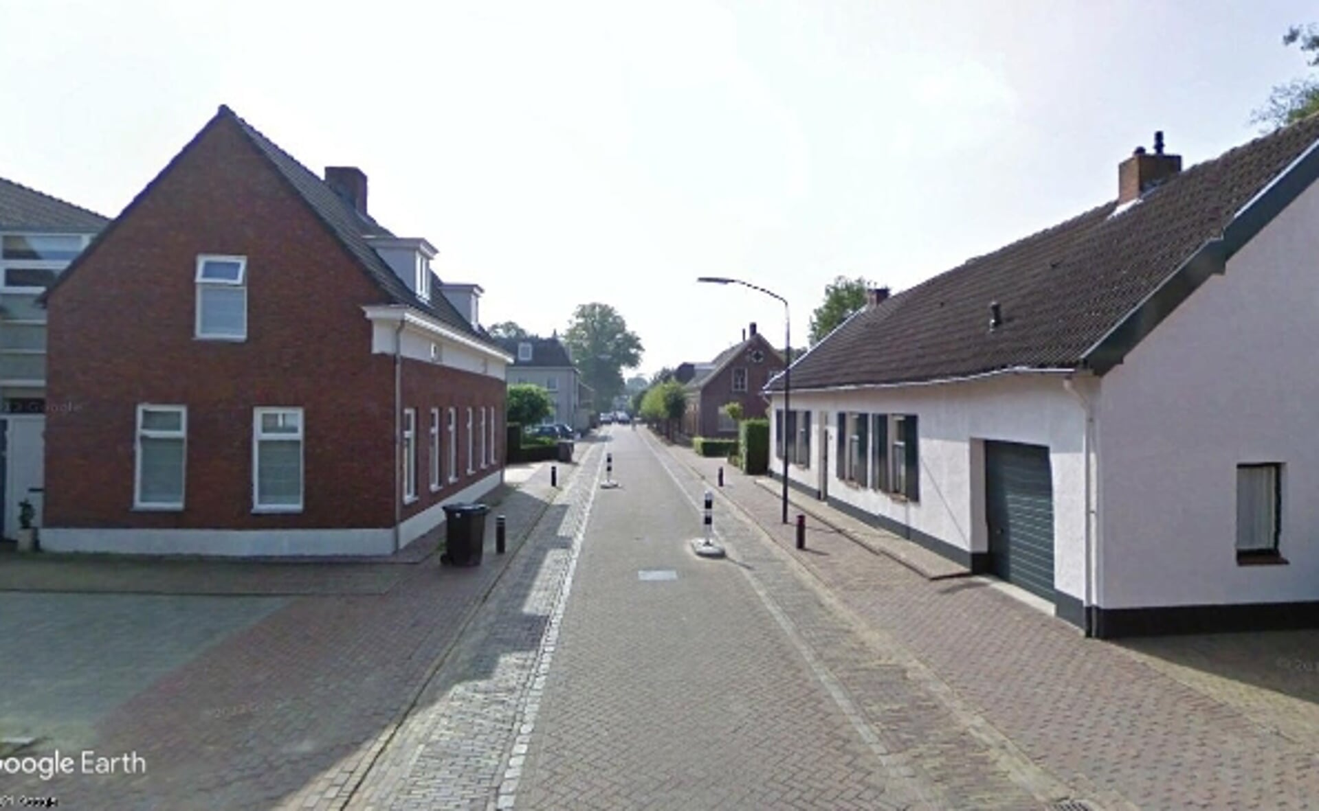 De Dorpsstraat (hier nog in de oude situatie) is een smalle straat met woningen die dicht aan de weg staan.
