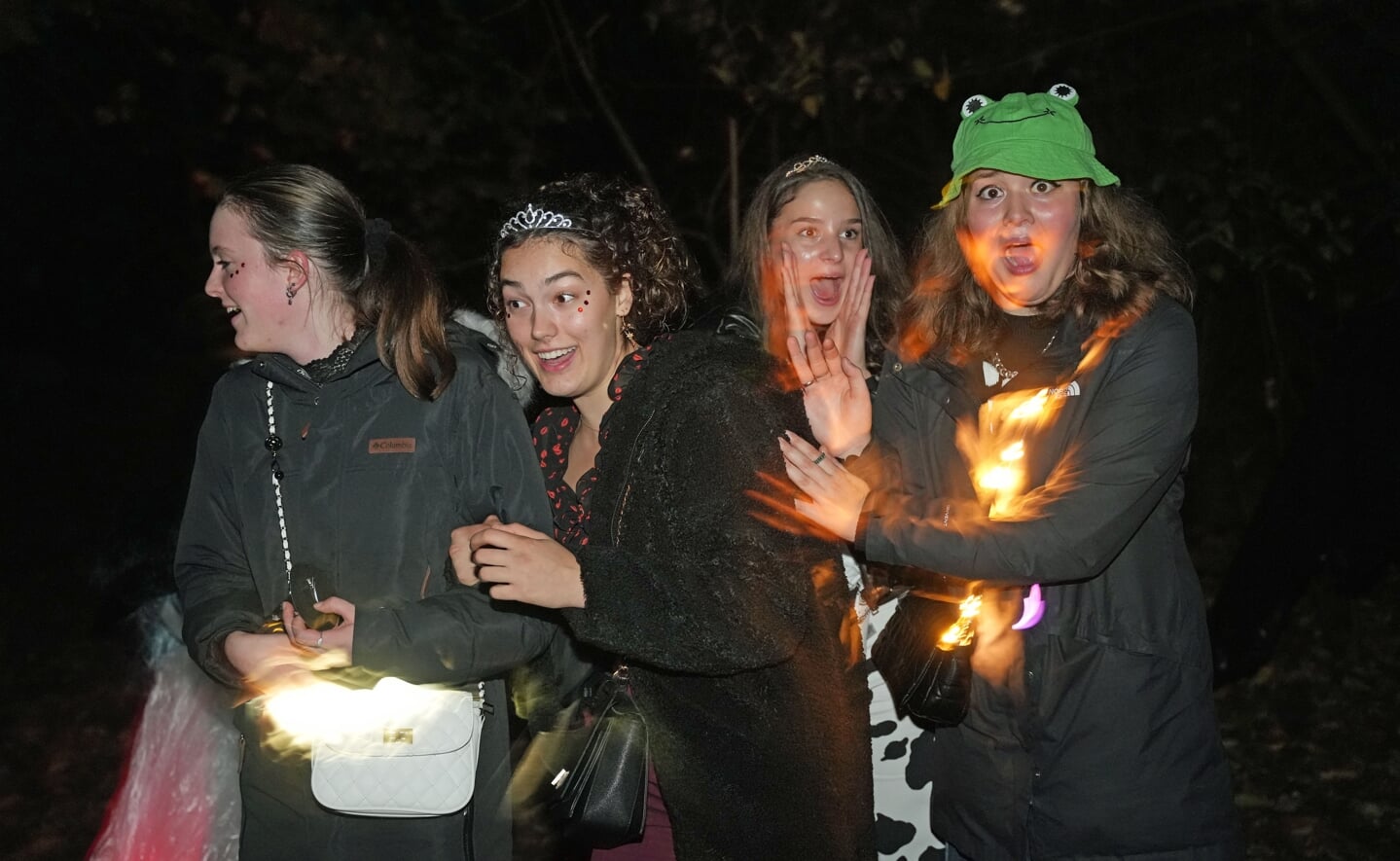 De halloweentocht in Gemonde trok zaterdagavond zo'n 120 kinderen. Er werd flink gegriezeld in de bossen en straten. 