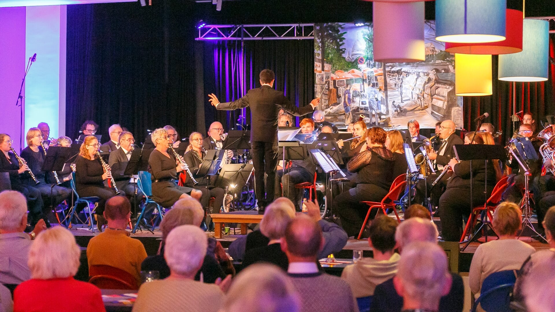 De Gildenbondsharmonie trakteerde haar publiek eind november op een middagje Parijs in Boxtel. Tijdens het nieuwjaarsconcert grijpt het orkest deels terug op het toen vertolkte repertoire.