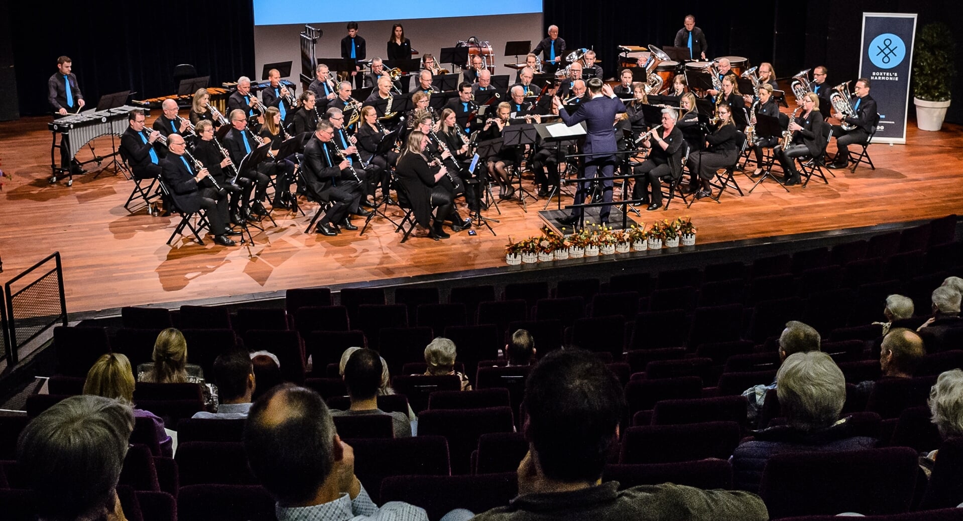 Boxtel's Harmonie in actie tijdens het concertconcours in Veldhoven in november 2022. Onder leiding van dirigent Johan Smeulders werd een mooie eerste prijs behaald.