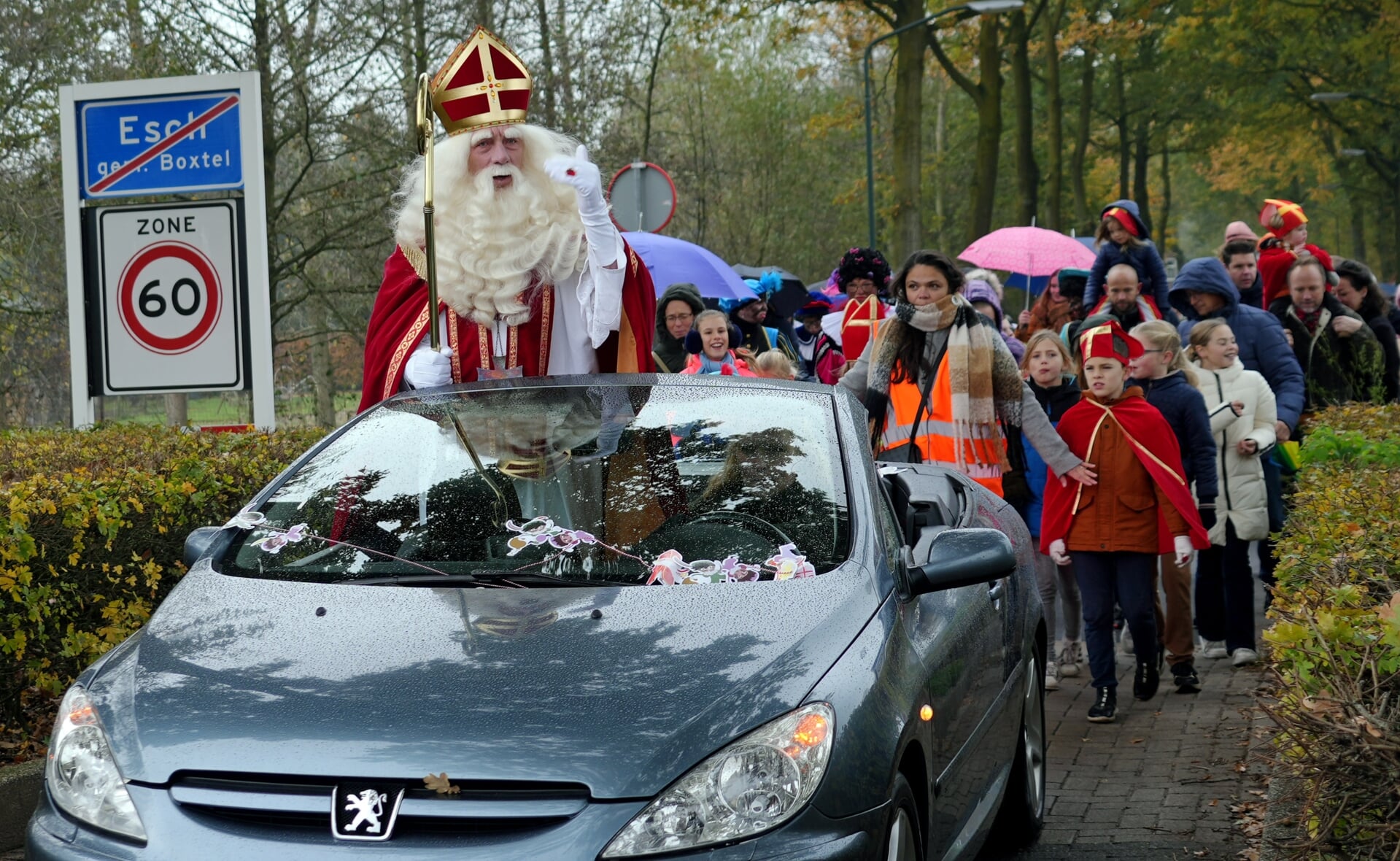 Sinterklaas werd zondag ook in Esch hartelijk ontvangen door de kinderen en hun ouders. Vanaf het Haventje liep de stoet naar dorpshuis De Es, waar nog een gezellig samenzijn was.