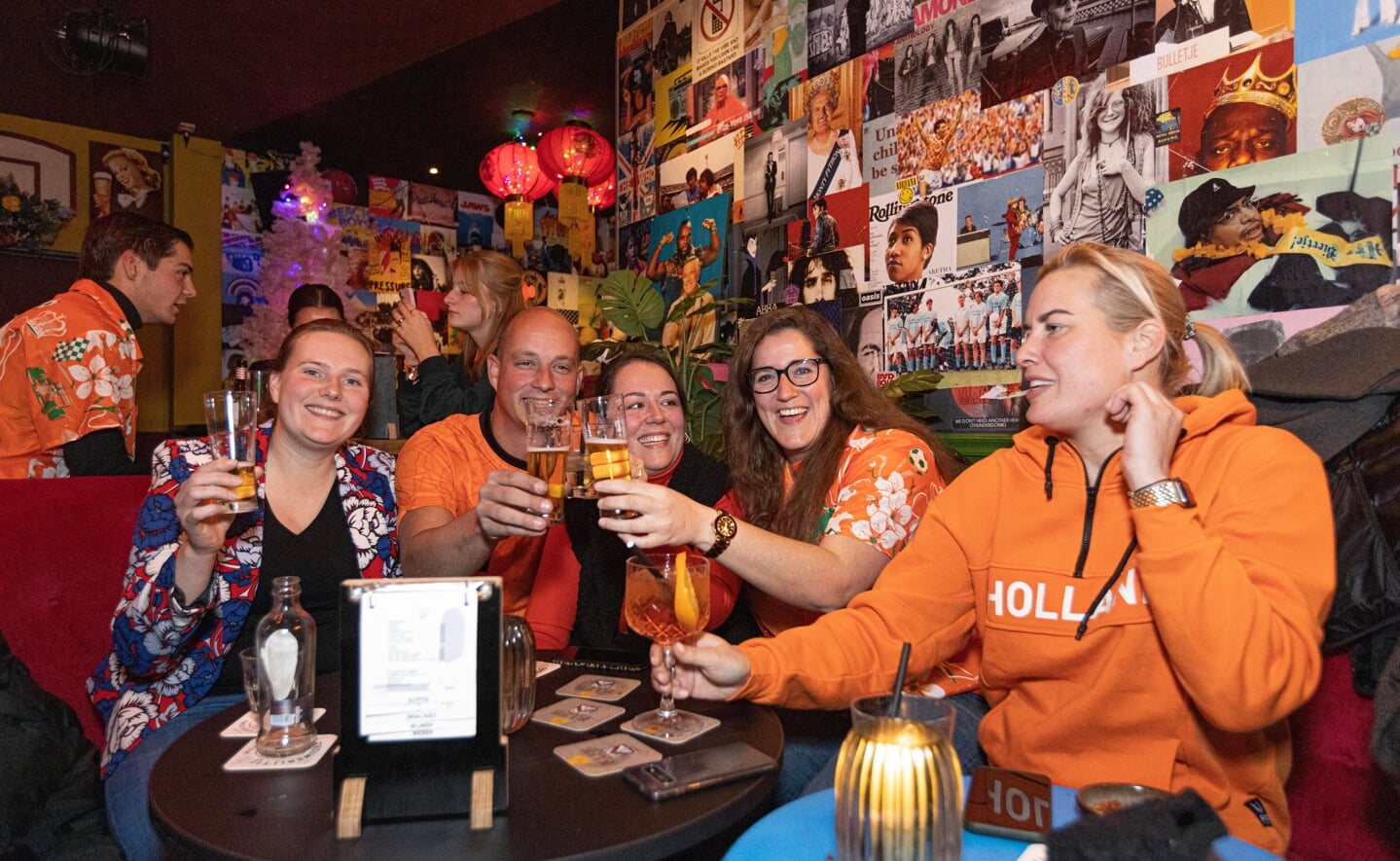 Oranjefans proosten in café Le Temps Perdu op de goede afloop van de eerste groepswedstrijd van het Nederlands elftal op het WK in Qatar.