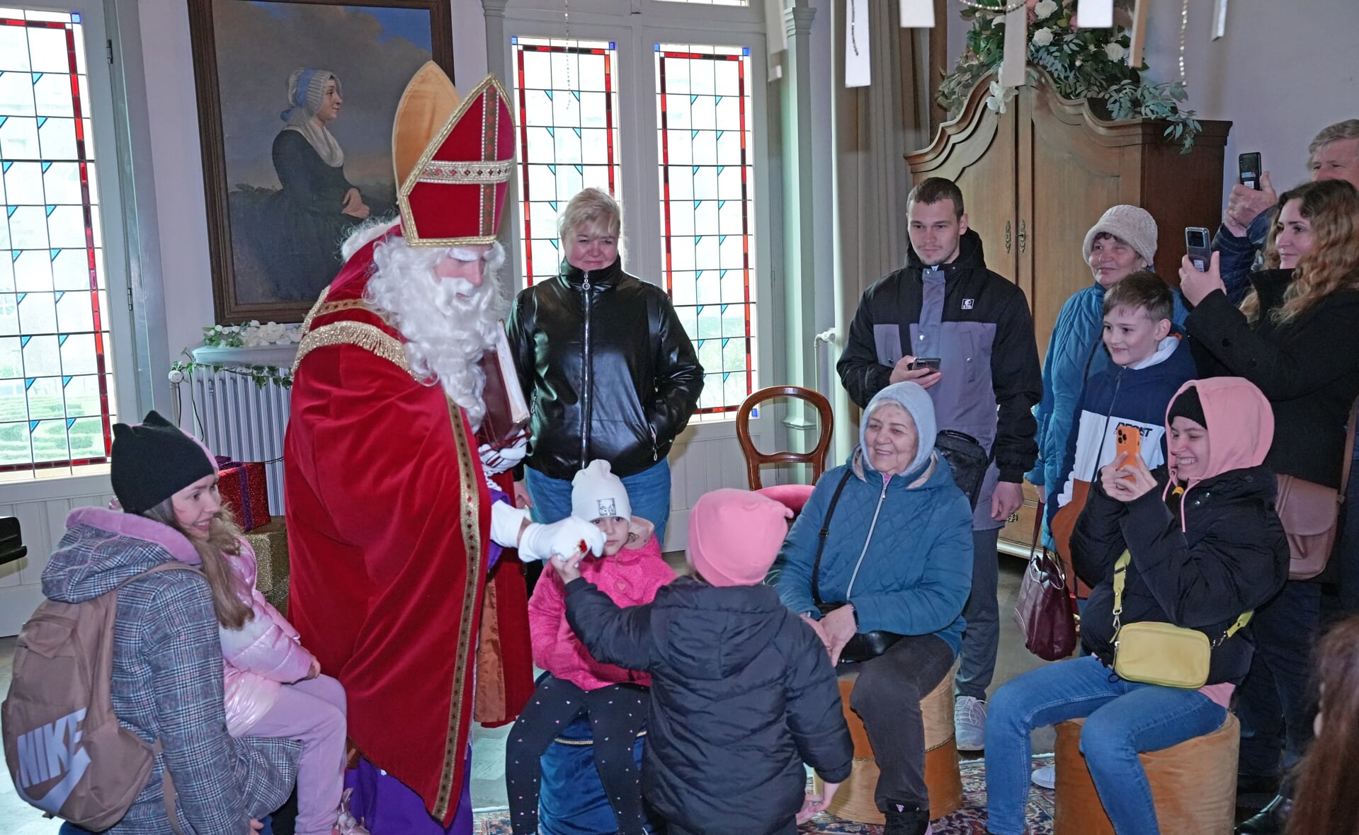 Een groep van bijna zeventig Oekraïense vluchtelingen (ouders met hun kinderen) waren zaterdag te gast in Kasteel Stapelen. Ze brachten een bezoek aan Sinterklaas, die in Oekraïne ook bestaat, maar er heel anders uit ziet dan hier in Nederland.