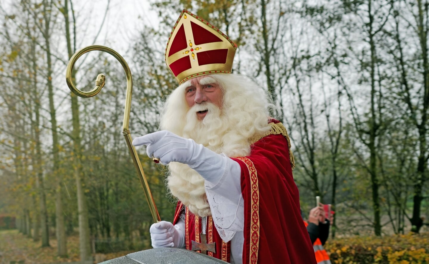 Sinterklaas werd zondag ook in Esch hartelijk ontvangen door de kinderen en hun ouders. Vanaf het Haventje liep de stoet naar dorpshuis De Es, waar nog een gezellig samenzijn was.
