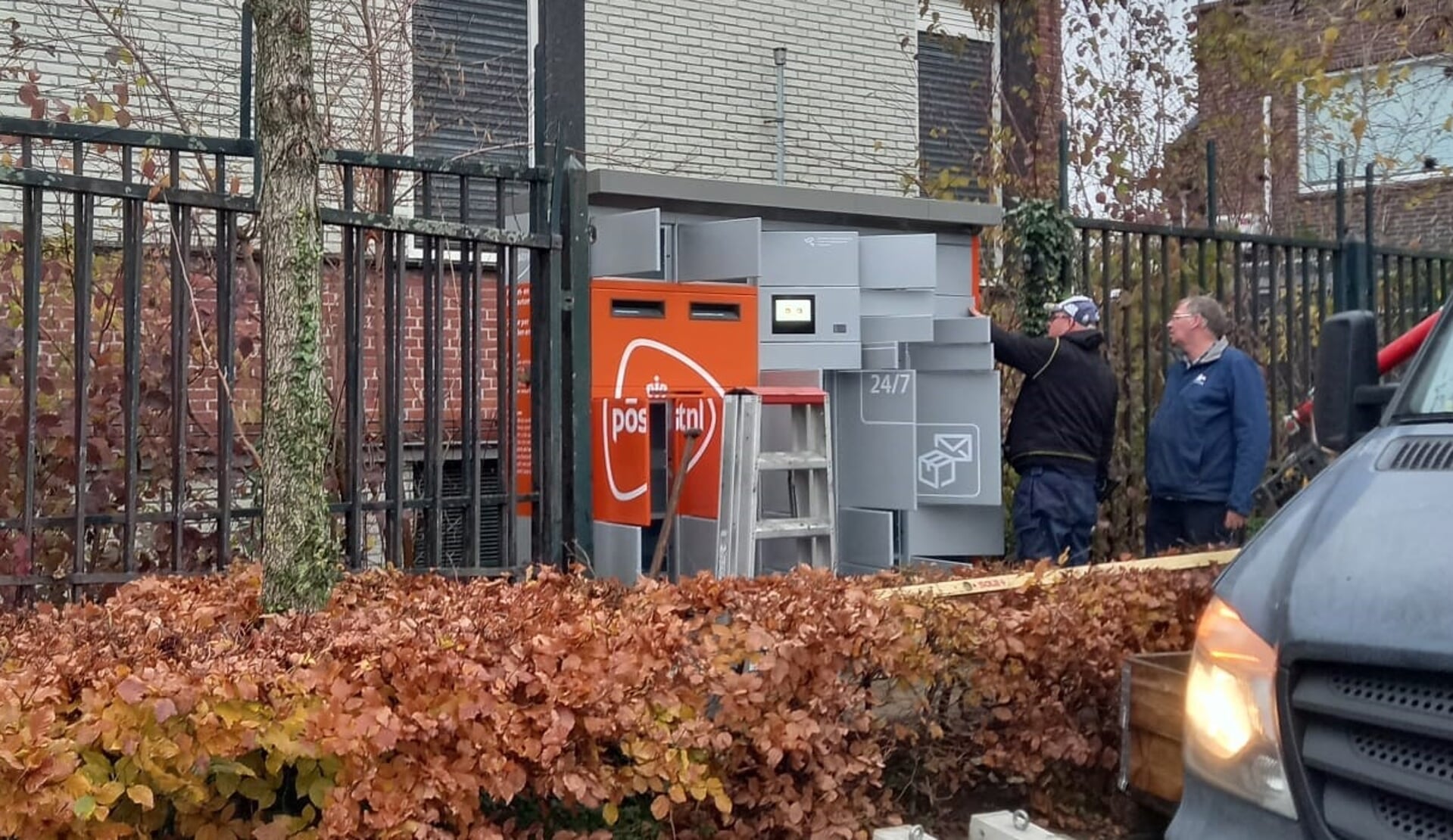 De pakket- en briefautomaat van PostNL aan het Breukelsplein wordt geïnstalleerd. Wanneer die precies kan worden gebruikt, is nog niet duidelijk.