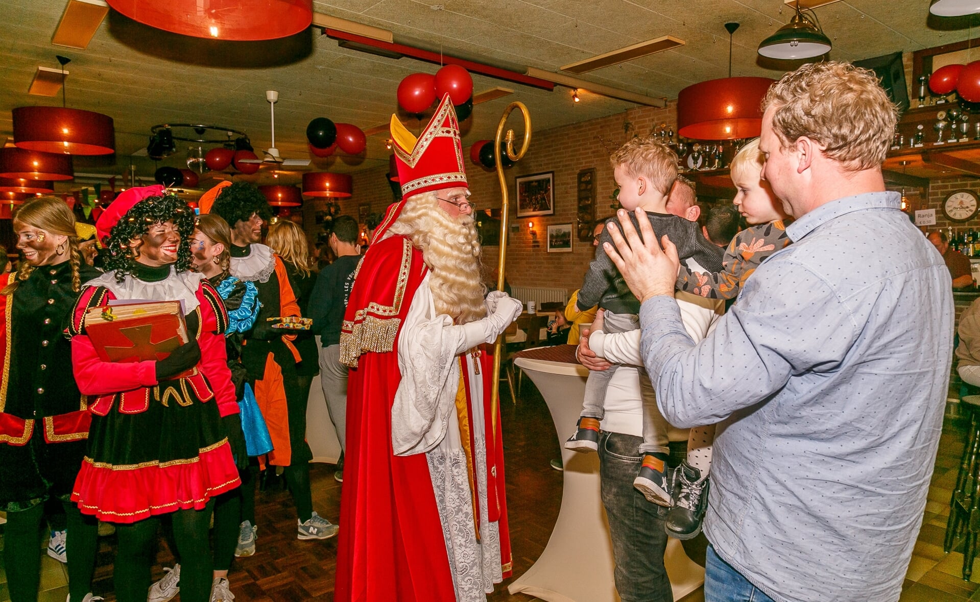 Sinterklaas trok vanwege het slechte weer niet door de straten van Gemonde. Dus ging hij zaal De Schuif in om met alle kindjes op de foto te gaan.