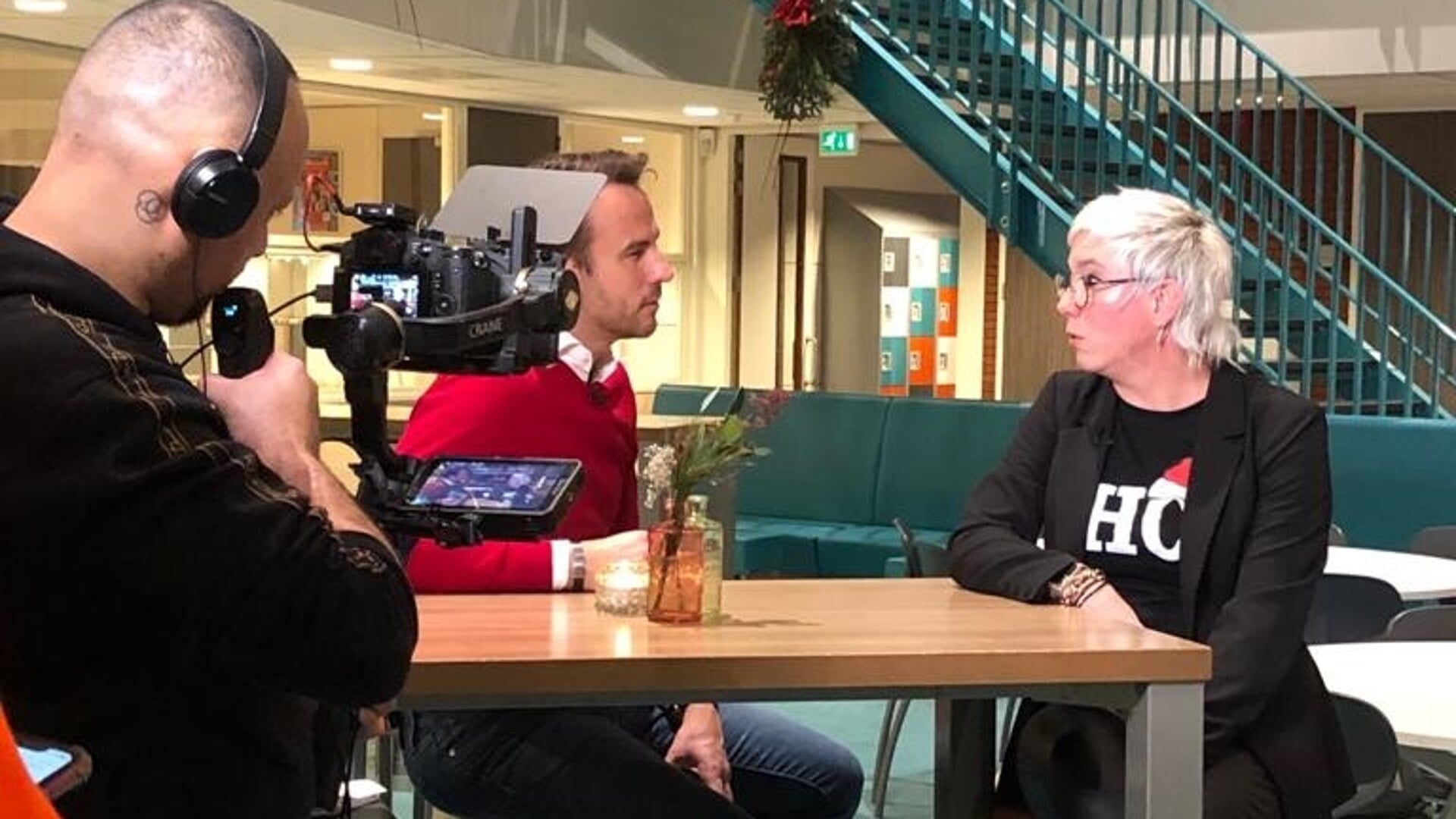 Dayenne van Heesch (rechts) in gesprek met de regisseur van Helden van het onderwijs.