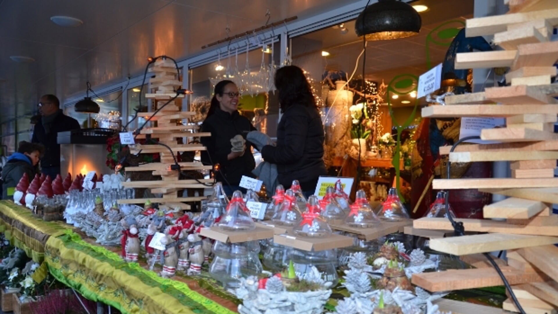 Op de kerstmarkt van Winkelcentrum Selissen zijn zaterdag allerlei kraampjes met koopwaar te vinden.