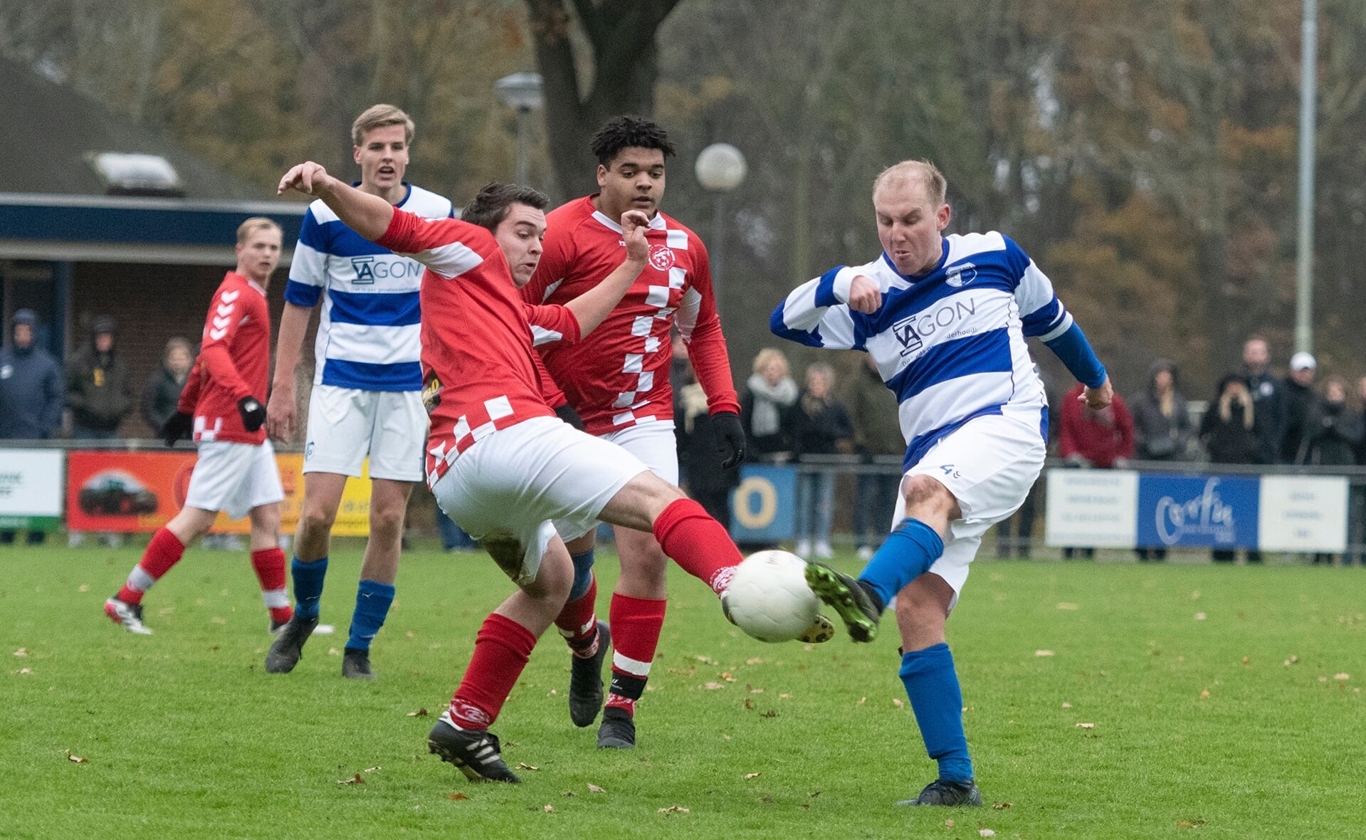 Essche Boys-speler Quint den Ouden (rechts) in duel met Hayke van Heesch van RKSV Boxtel.