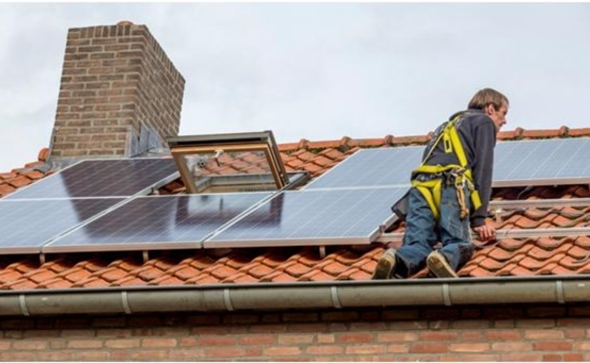 Steeds meer huurhuizen worden voorzien van zonnepanelen op het dak. Toch ligt energiearmoede op de loer omdat de verduurzaming van koopwoningen veel sneller gaat.