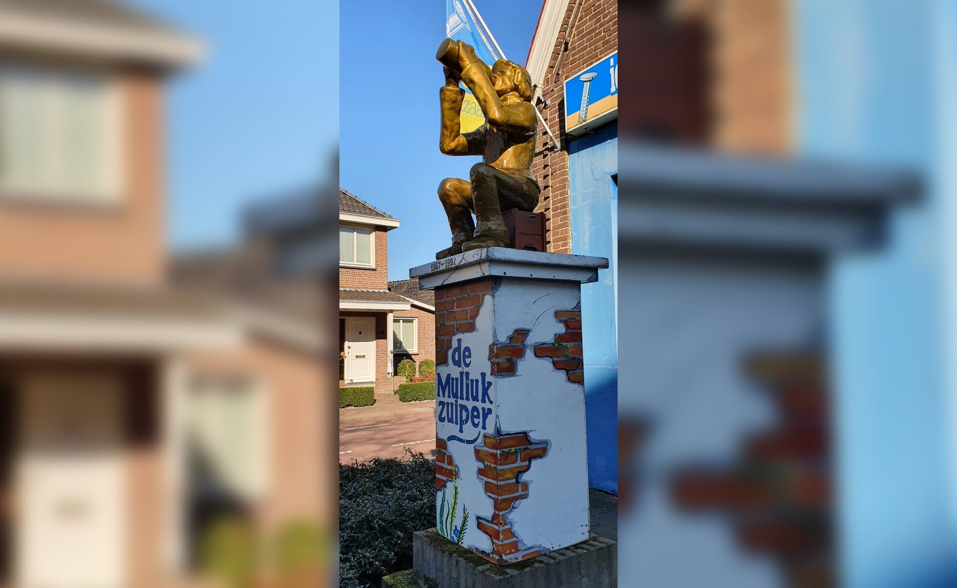 Op de hoek van de Dorpstraat/Twijnmeer in Gemonde staat voor doe-het-zelfzaak Schellekens elk jaar met carnaval het standbeeld van de Mullukzuiper.