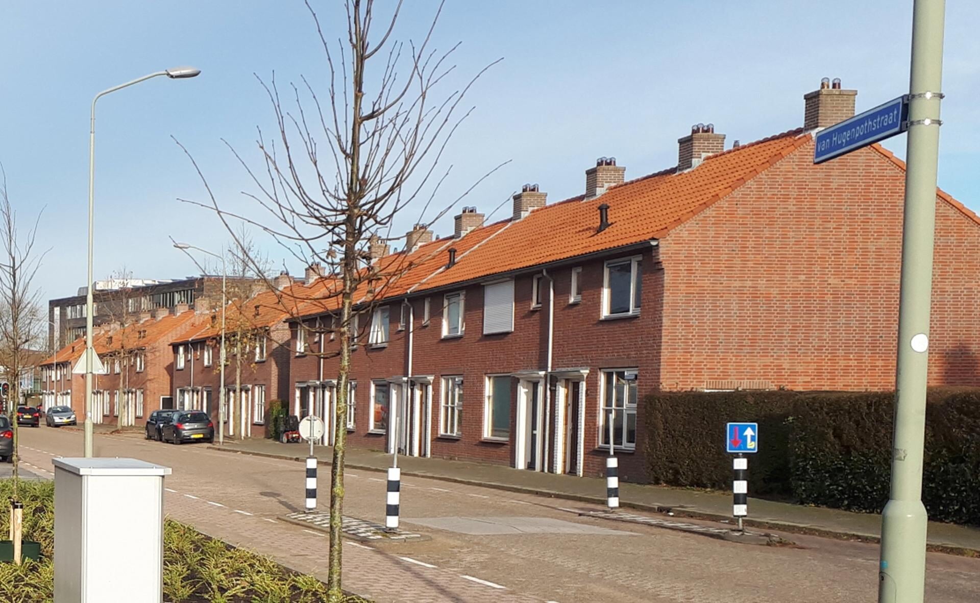 Volgens de lokale SP zijn er vochtproblemen bij minstens tien woningen aan de Van Hugenpothstraat (hier op de foto) en de Van Rijckevorselstraat.