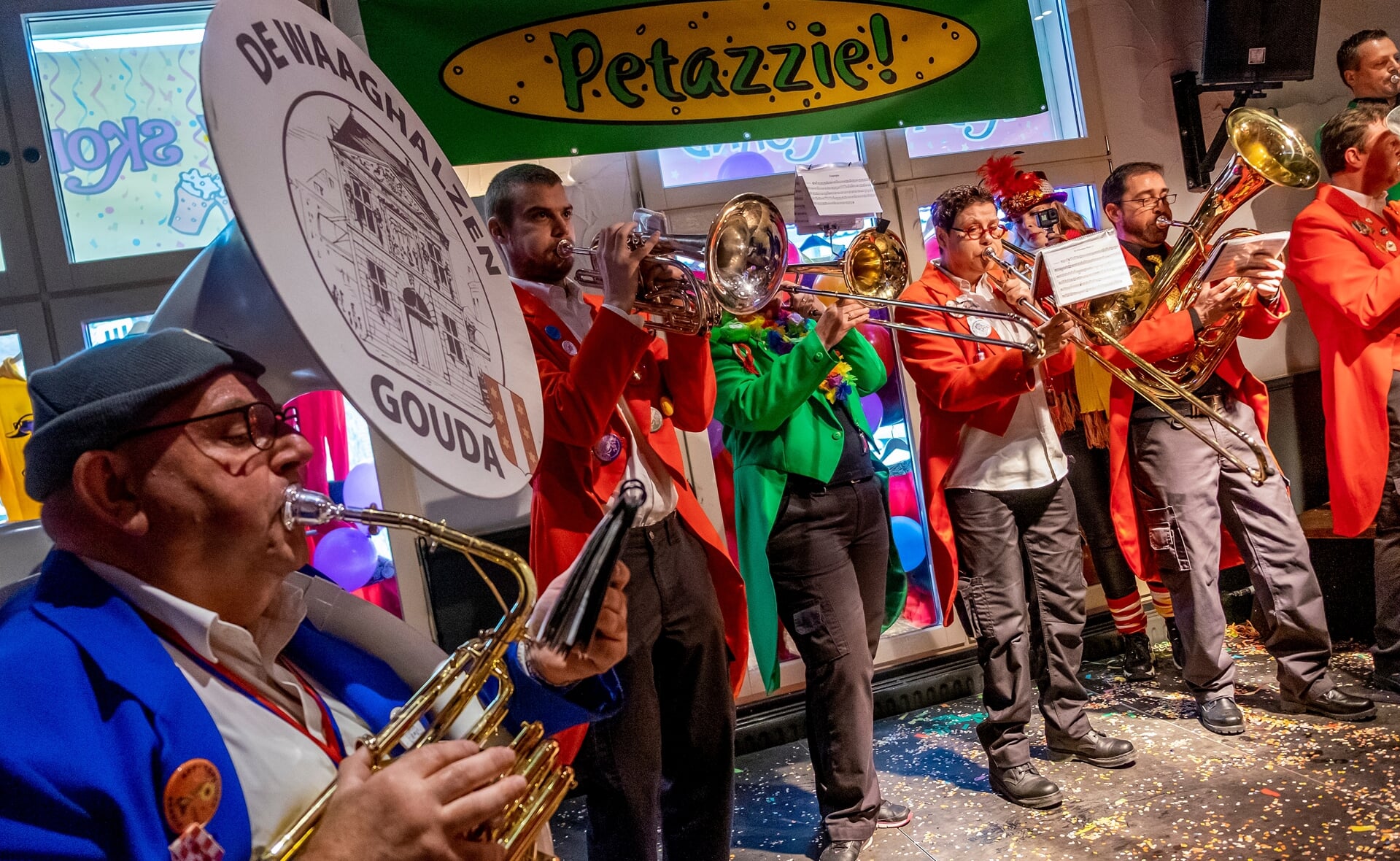 Petazzie! trok vorig jaar muziekformaties uit verschillende plekken in Nederland, zoals De Waaghalzen uit Gouda. De achttiende editie kon ternauwernood worden georganiseerd. Vlak voor carnaval werden vorig jaar de coronamaatregelen losgelaten.