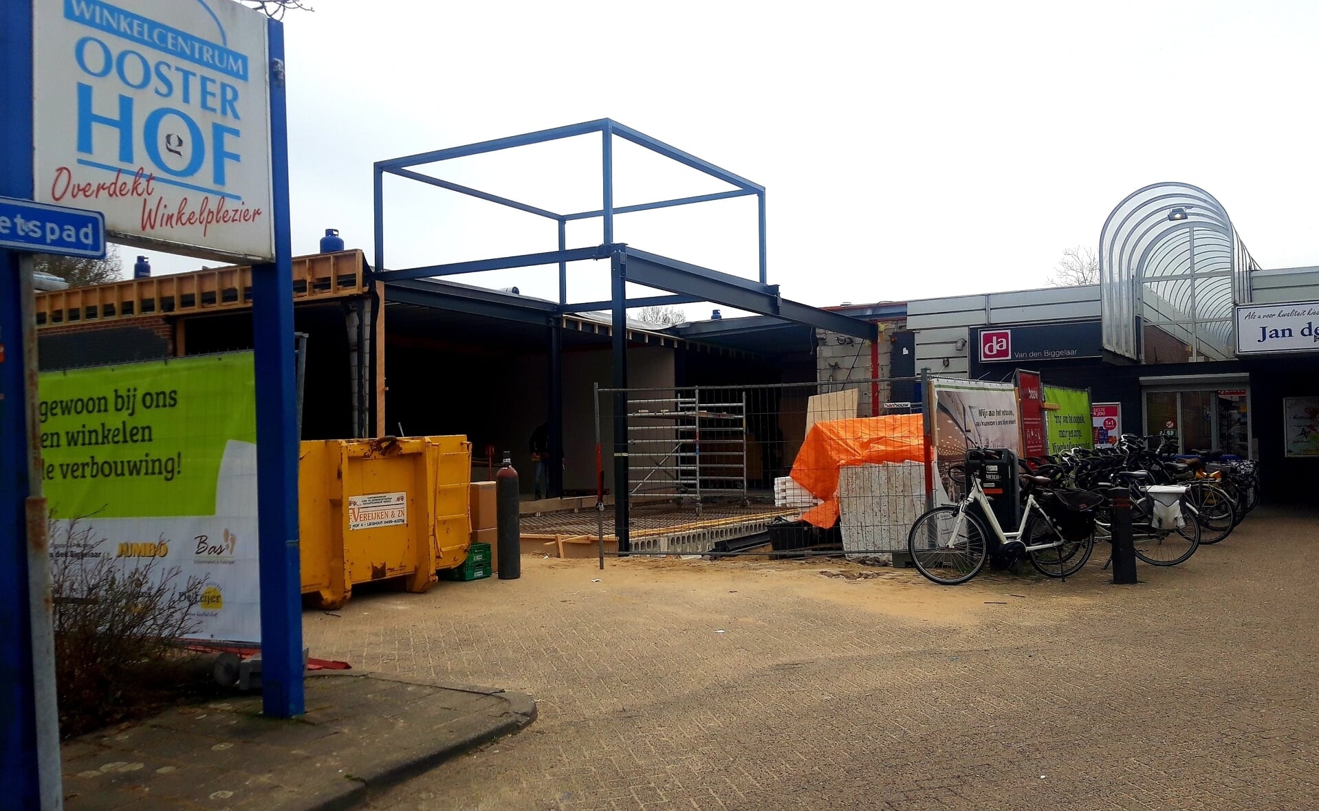 De stalen constructie vormt straks de nieuwe entree van het winkelcentrum in de Boxtelse wijk Oost. 