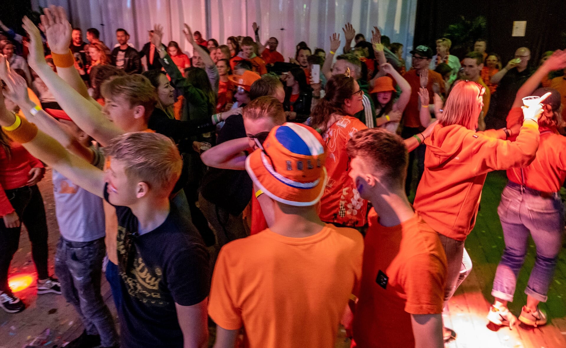 Feestende jongeren gingen vorig jaar uit hun dak door optredens tijdens Boxtels Oranje Festival,