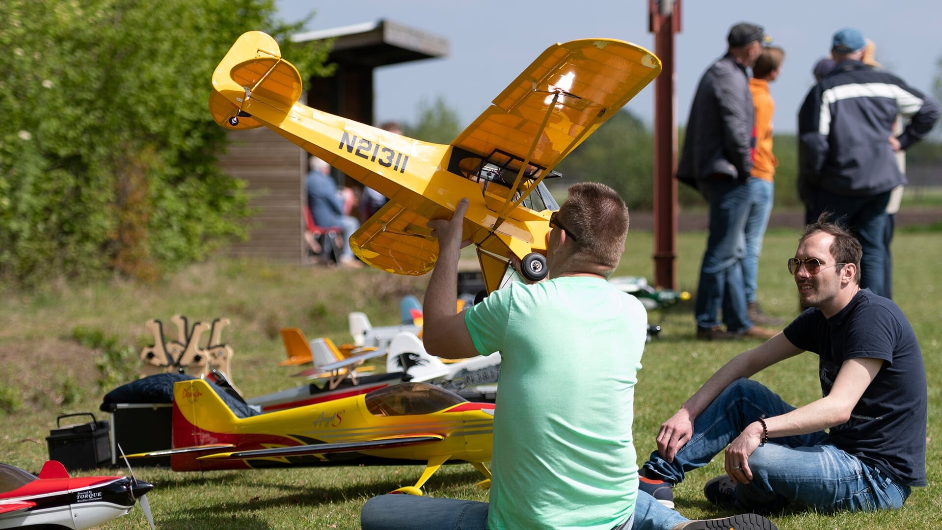Modelvliegclub Boxtel toont fraaie toestellen in soorten en maten, zowel vliegtuigen als helikopters.