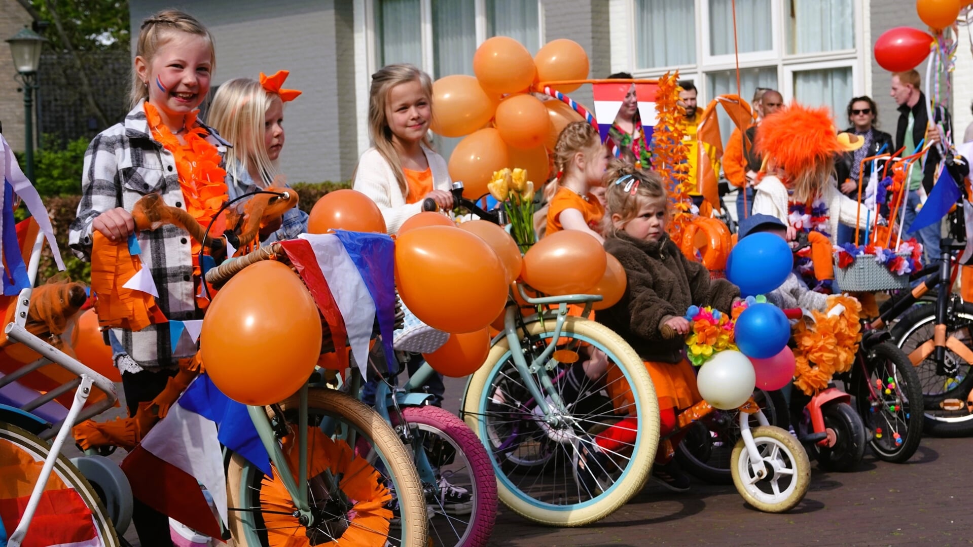 Alleen in Esch verschijnen nog stralende kinderen met versierde fietsjes op straat.
