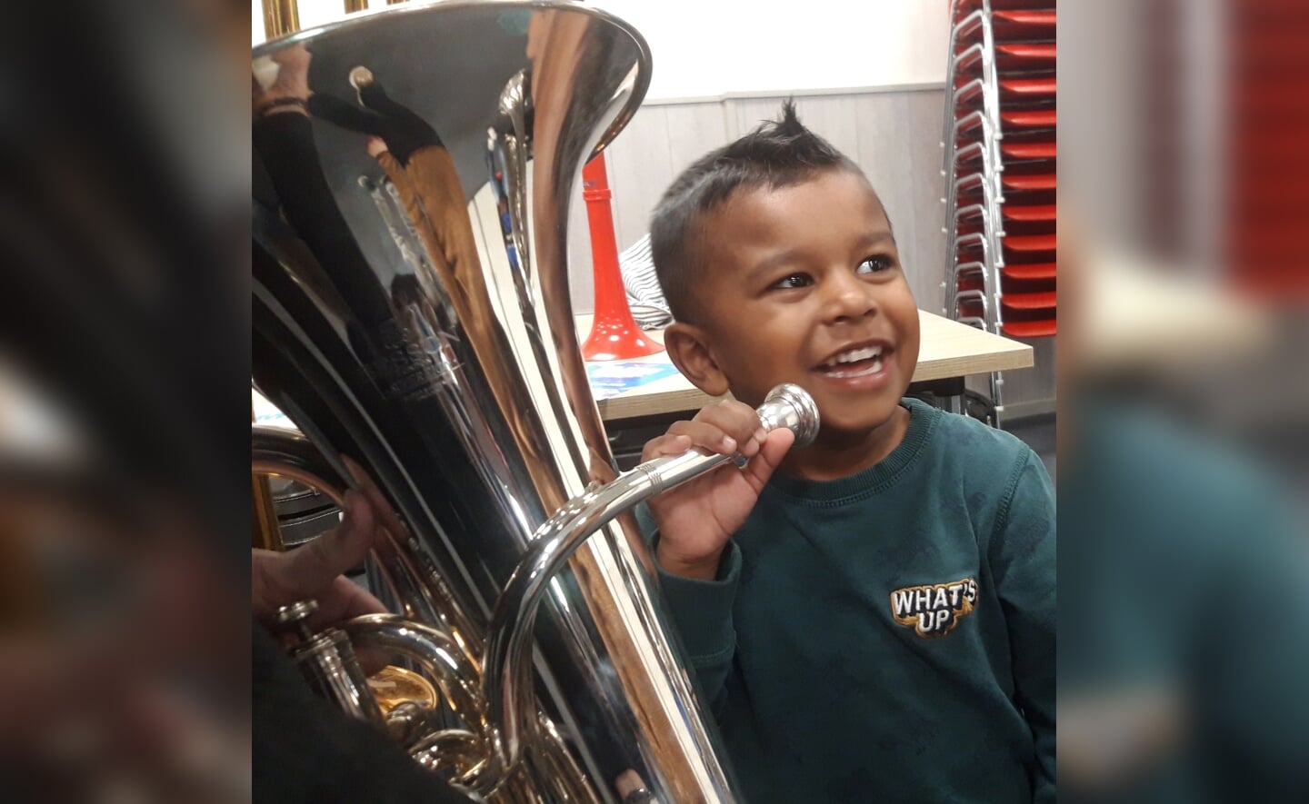 Impressie van een open dag die JooP Muziekopleidingen hield om kinderen instrumenten te laten uitproberen. 