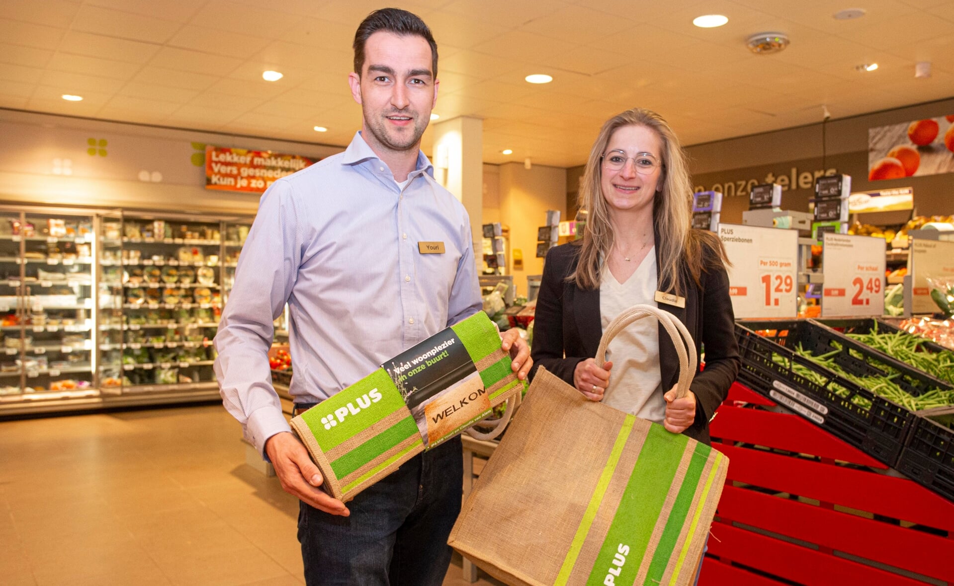 Youri en Claudia van Alem uit Veldhoven exploiteren sinds maart vorig jaar supermarkt Plus aan de Van Beekstraat.