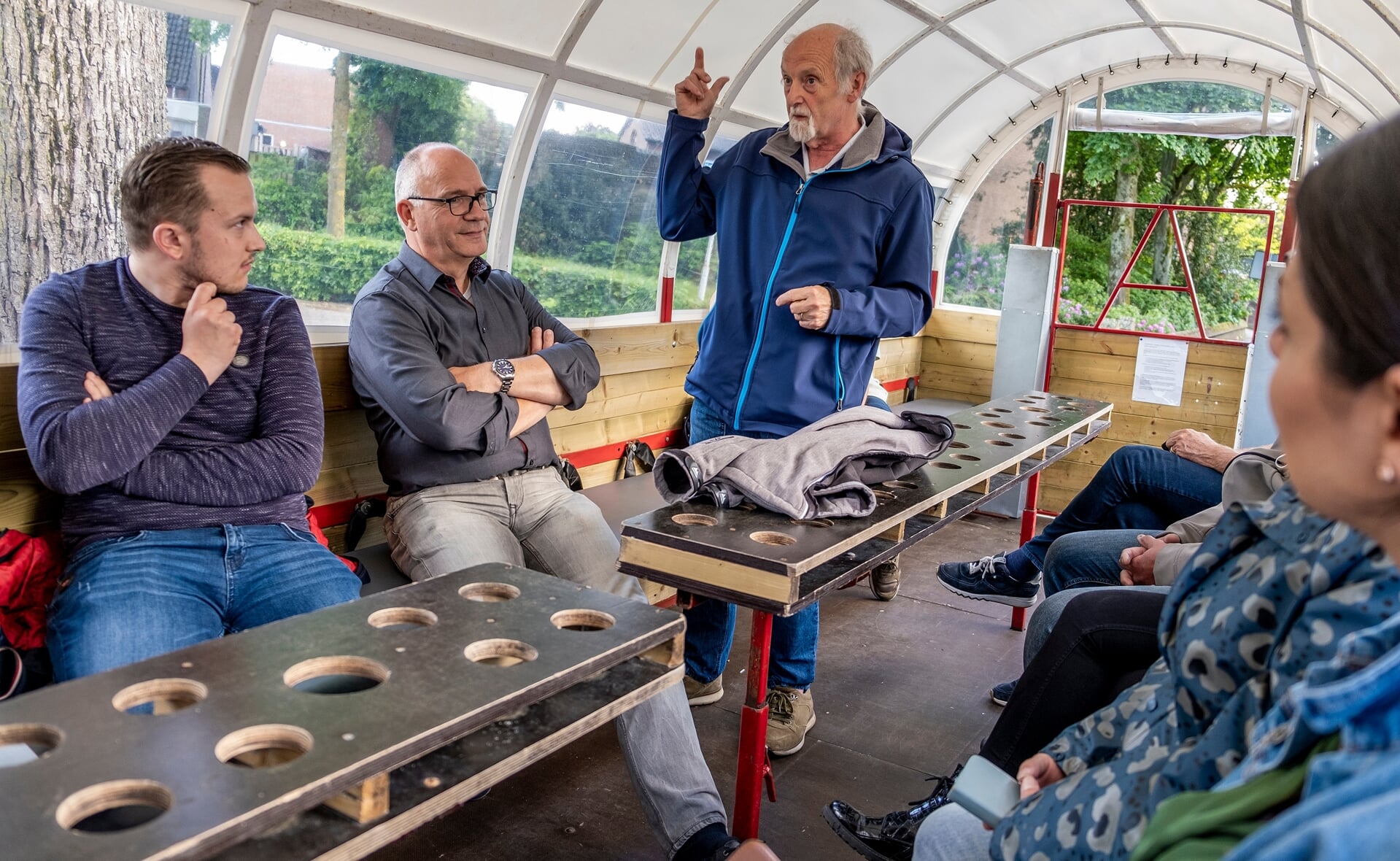 Werkbezoek gemeenteraad Boxtel in Esch. Theo van Doorn (staand) geeft uitleg in een huifkar waarmee de politici van plek naar plek gingen.