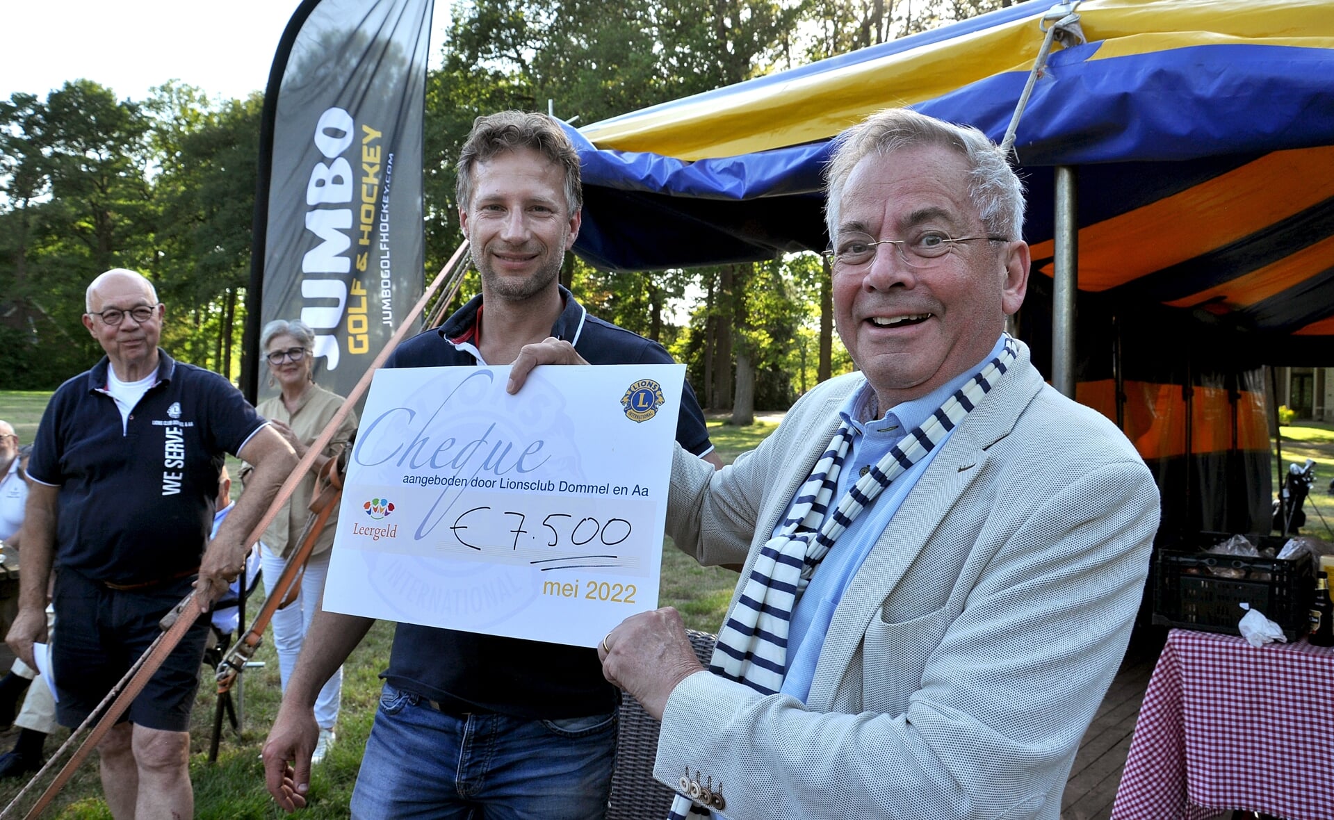 Robert Jan de Weger, president van de Lionsclub, overhandigt Arjen Witteveen een mooie cheque.