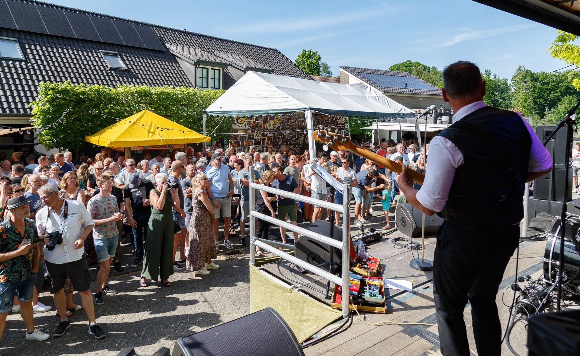 Impressie van het populaire popfestival bij café Den Boer.