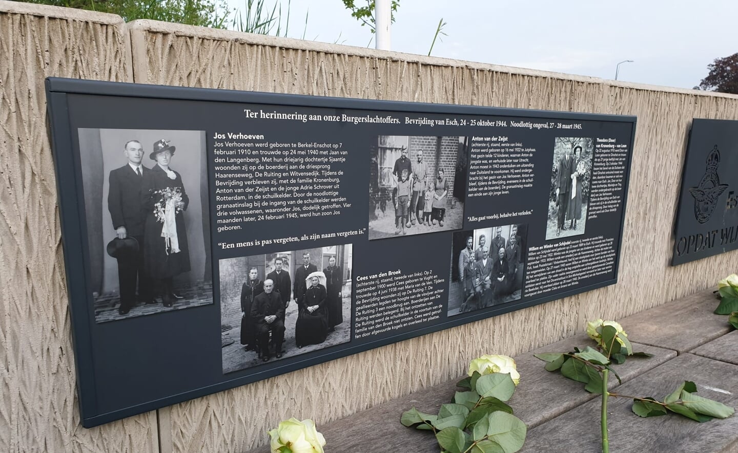 Tijdens de drukbezochte dodenherdenking in Esch werd een plaquette onthuld met de namen van de vijf burgers die om het leven kwamen bij de bevrijding van het dorp in oktober 1944 en een half jaar later, in 1945.  