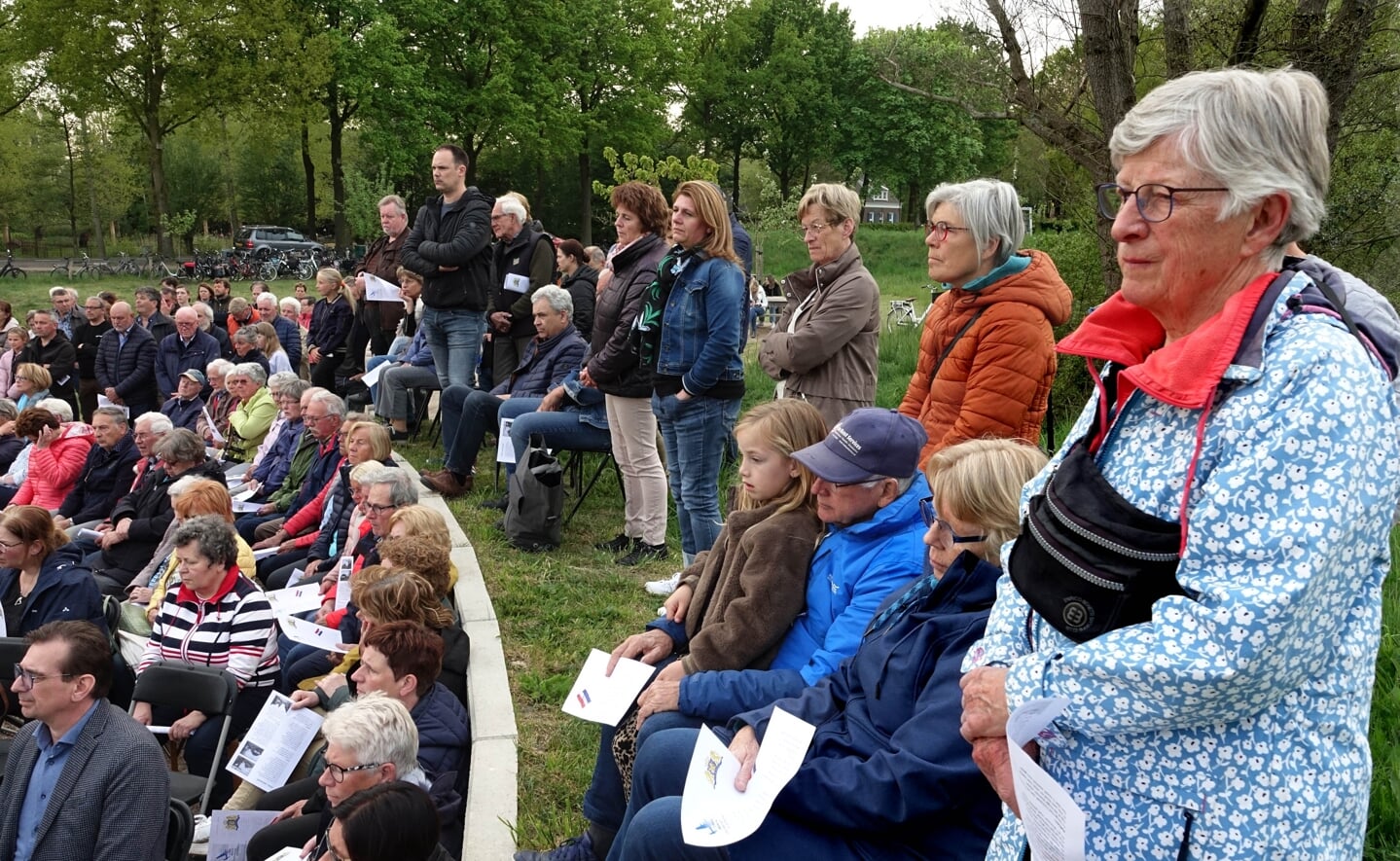 De herdenking van de oorlogsslachtoffers in Esch trok woensdagavond veel geïnteresseerden naar 't Haventje. Zij zagen naast de burgemeester ook een aantal nabestaanden de verhalen van hun overleden familieleden vertellen. 