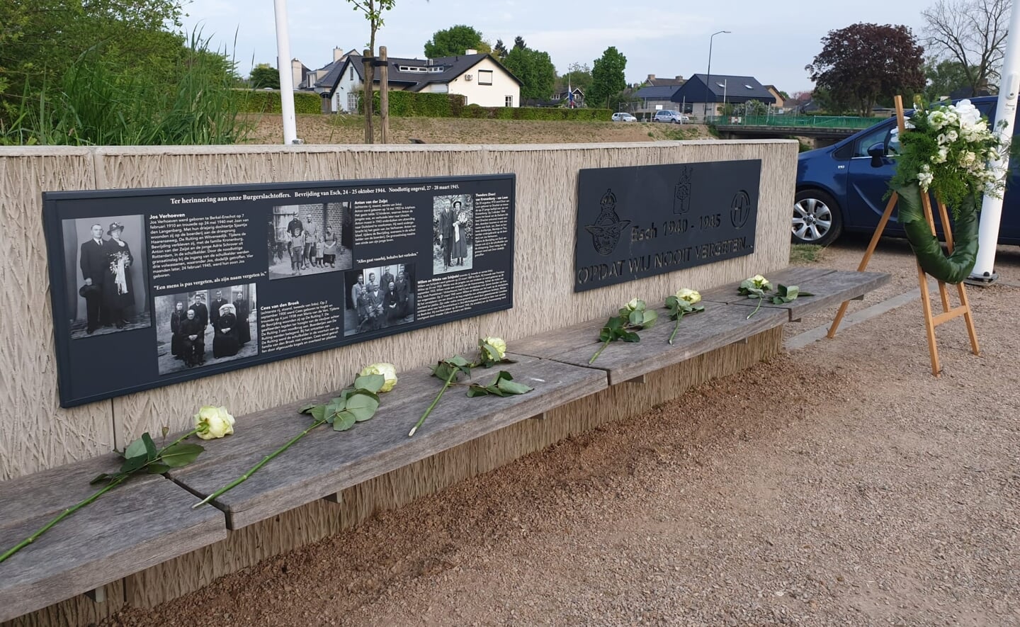 Tijdens de drukbezochte dodenherdenking in Esch werd een plaquette onthuld met de namen van de vijf burgers die om het leven kwamen bij de bevrijding van het dorp in oktober 1944 en een half jaar later, in 1945.  