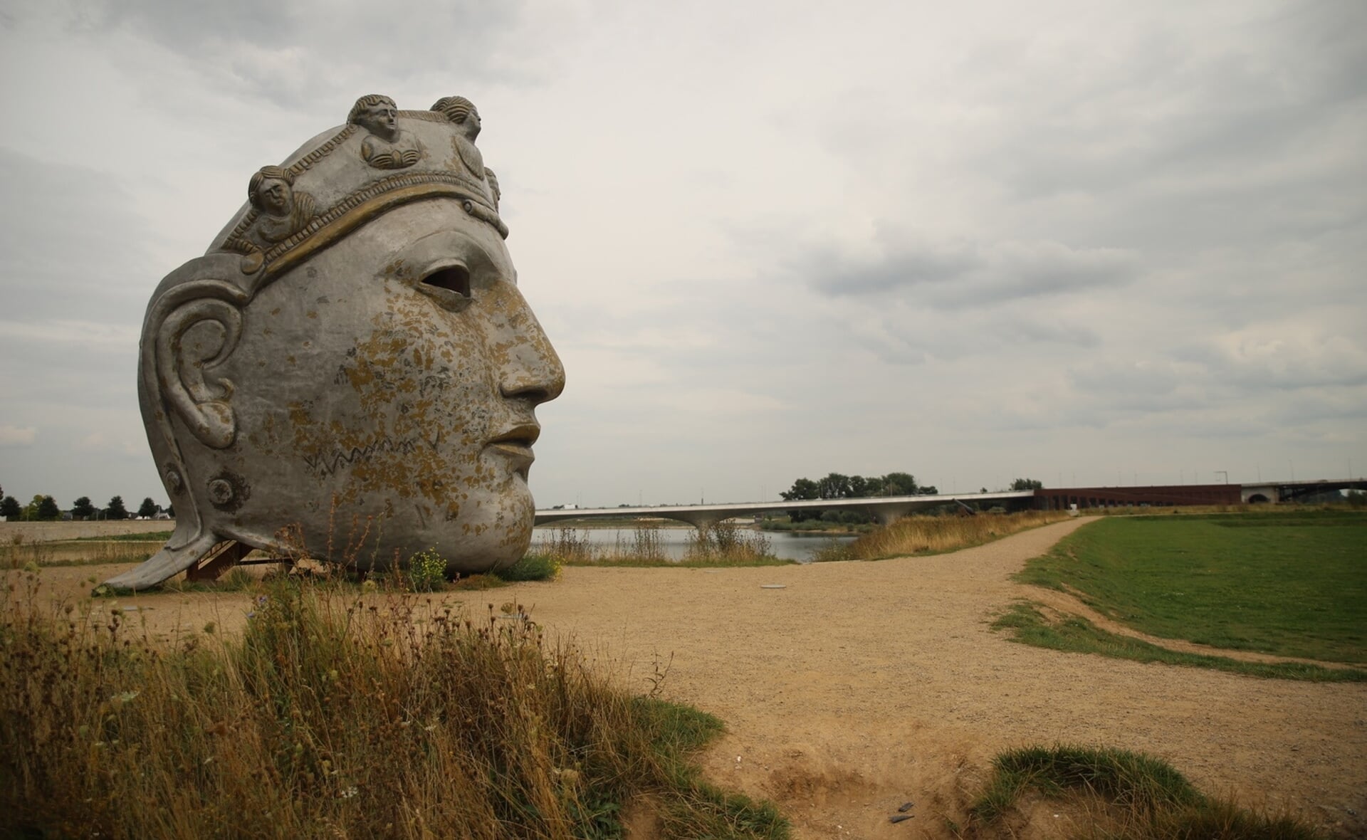 Dit opvallende masker staat in Nijmegen en verwijst naar de rijke historie van de Karelstad.