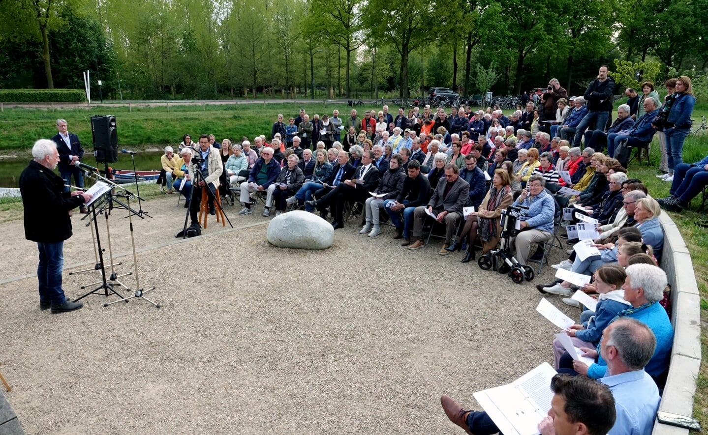 De herdenking van de oorlogsslachtoffers in Esch trok woensdagavond veel geïnteresseerden naar 't Haventje. Zij zagen naast de burgemeester ook een aantal nabestaanden de verhalen van hun overleden familieleden vertellen. 