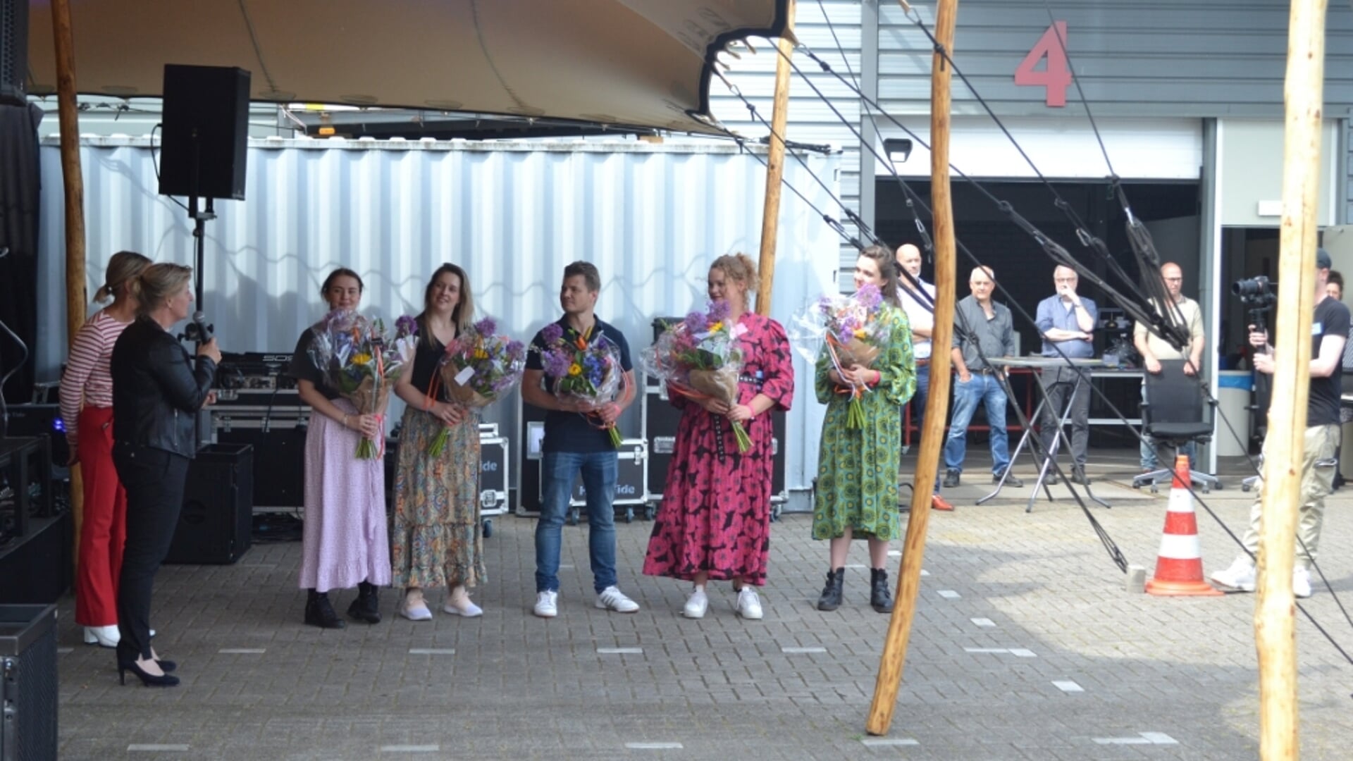 De initiatiefnemers van WSD Kwikstart ontvangen een penning en bos bloemen uit handen van wethouder Mariëlle van Alphen. (Foto's: Merel Cooijmans)