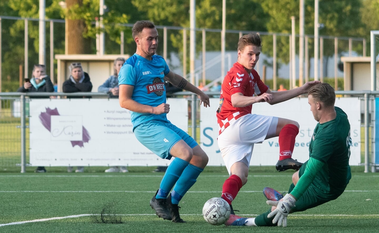 Owen Kemps (rechts) van RKSV Boxtel in duel met de keeper van Maliskamp. Kemps zou later, na een botsing met een tegenstander, uitvallen.