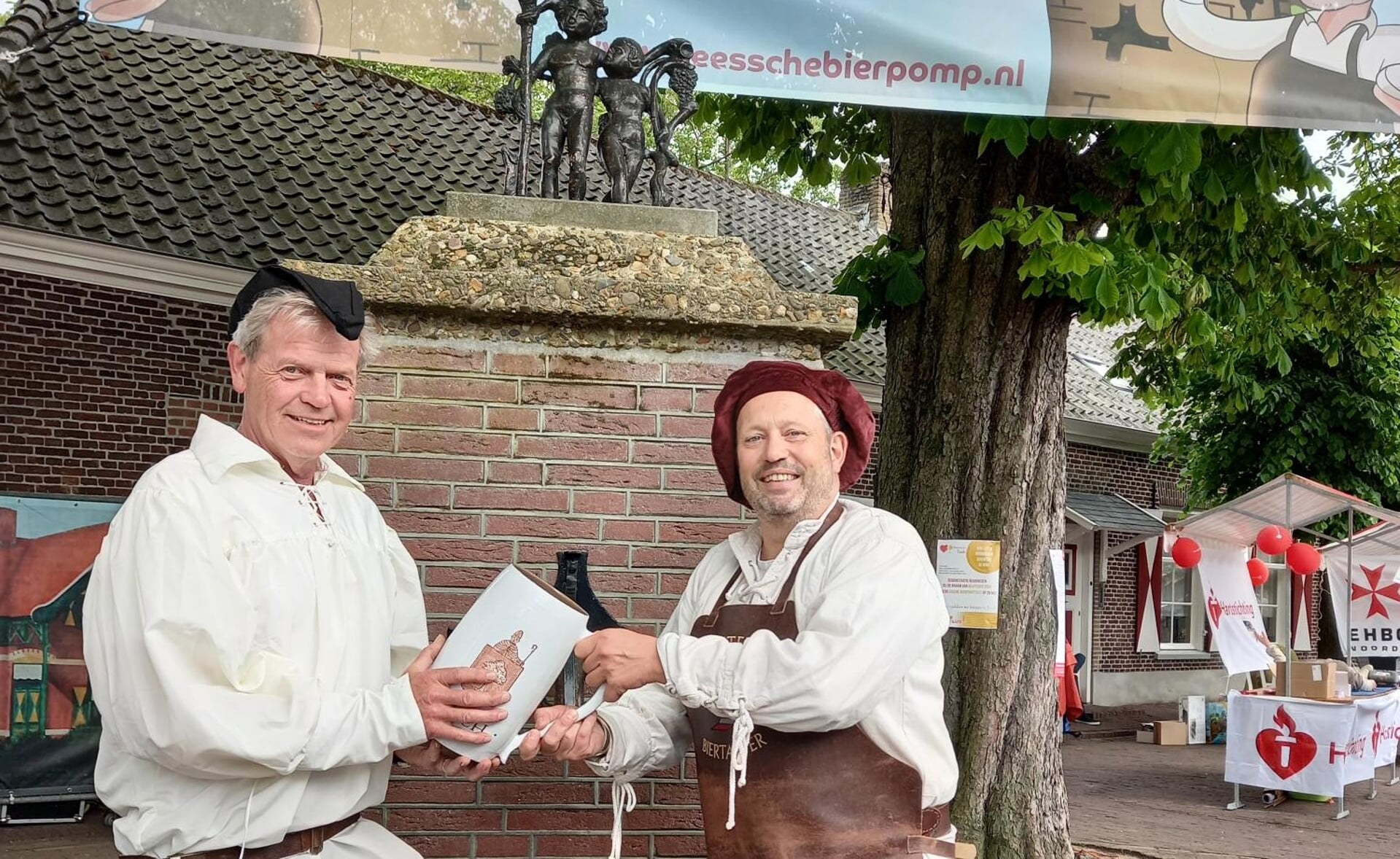 Gerard Pijnenburg (links) neemt de pul over van Gerrie van der Mee, die stopt als onbezoldigd gemeentelijk biertapper. Gerard stapt in de voetsporen van zijn vader, de eerste biertapper van Esch.