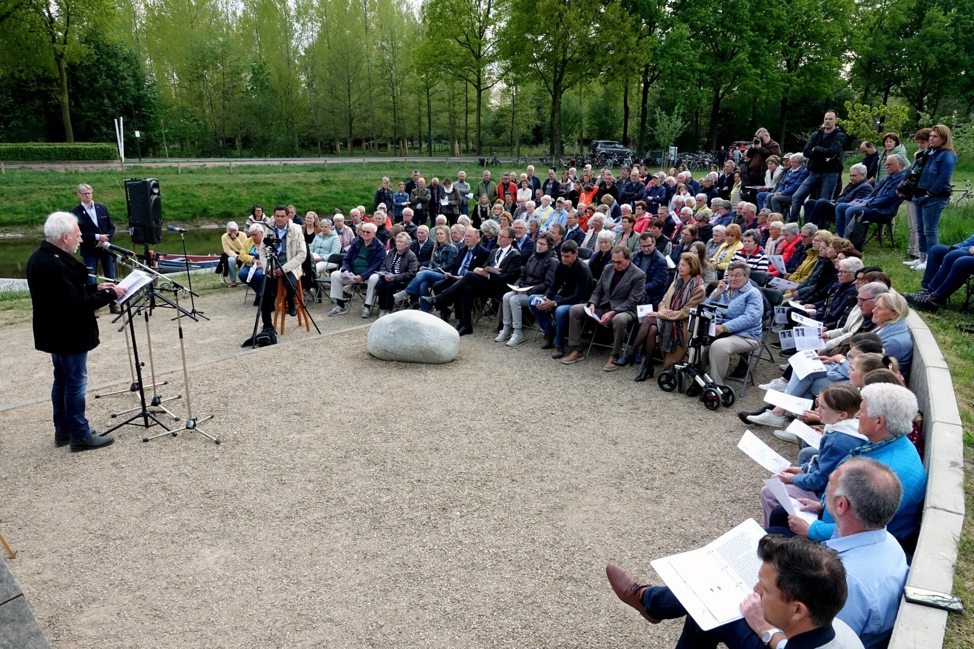 De herdenking van de oorlogsslachtoffers in Esch in 't Haventje. 