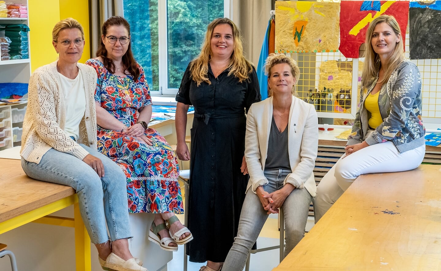 De vijf jubilerende juffen van de Angelaschool. Van links naar rechts Yvonne Dekkers, Corina van Pelt, Mirella van Lier, Neeltje Prinsen en Wendy de Haan. 