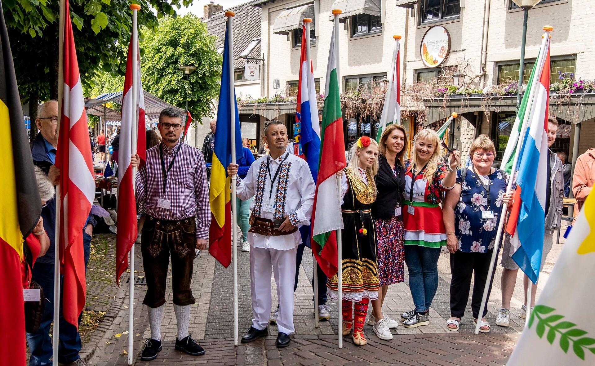 De vlaggen van de elf EU-landen die in Esch te gast zijn werden feestelijk gepresenteerd tijdens het Bierpompfeest op Hemelvaartsdag.