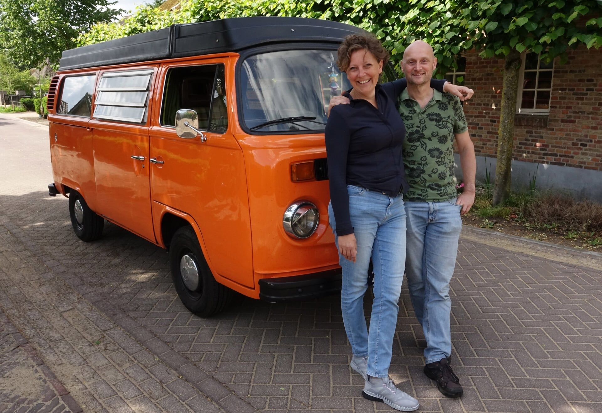Mart Schoenmakers en Mirte van der Pol uit Liempde zijn verzot op hun Volkswagenbusje.