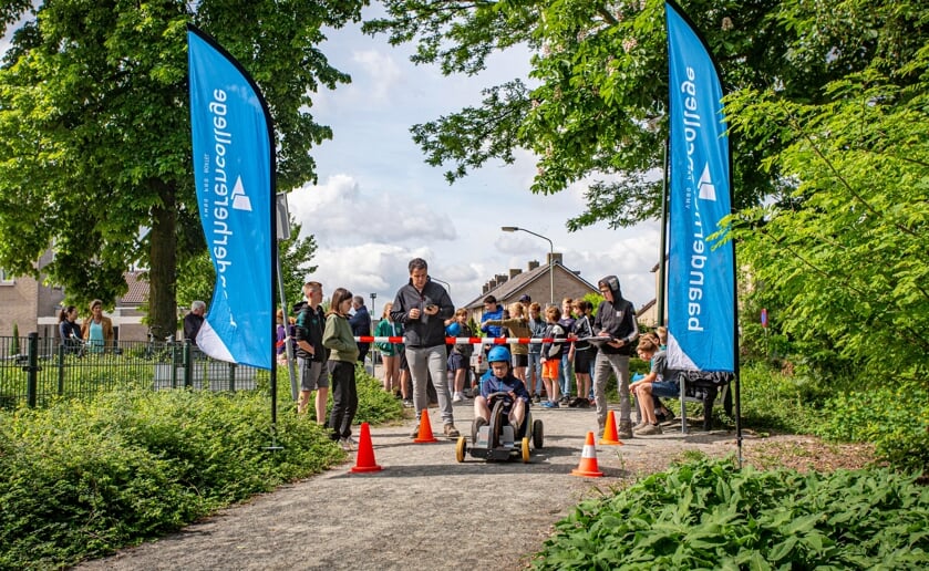 Boxtelse basisschoolleerlingen racen in zelfgebouwde karts door het parkje aan de Van der Voortweg.