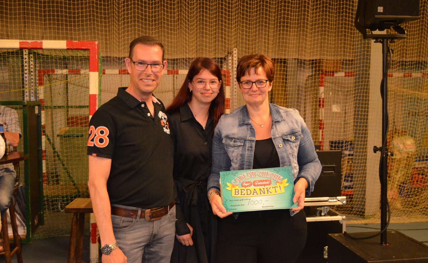 De Diva-bingo stond donderdag in het teken van de crowdfunding Hulphond voor Youri. Organisatoren Natasja Willems en Laura Sweens troffen een uitverkochte sporthal De Braken. 