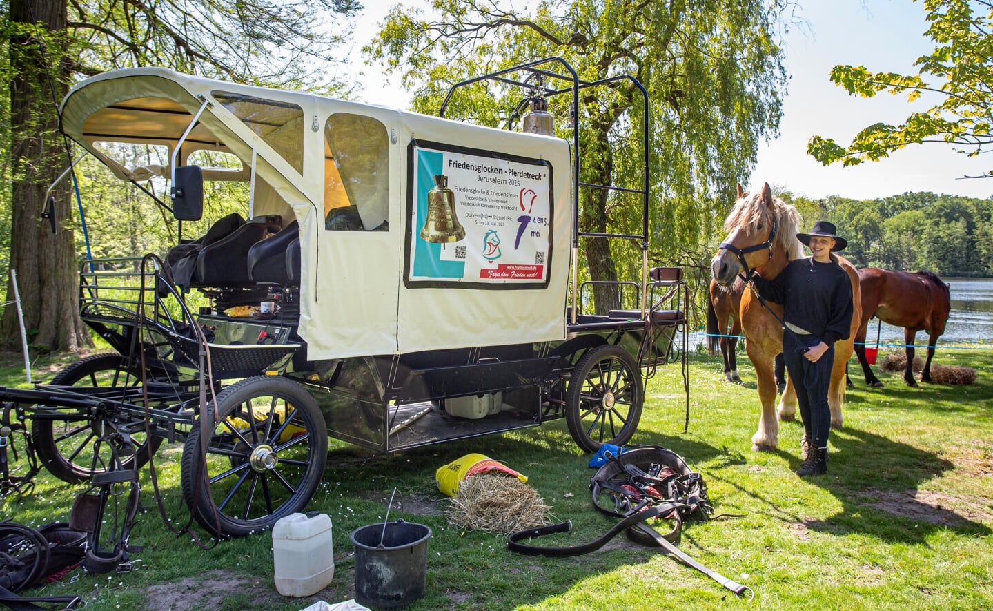 De vredeskaravaan met paard en wagens hield zondagmiddag even halt in park Molenwijk in Boxtel. De groep was op weg naar Waterloo in België.