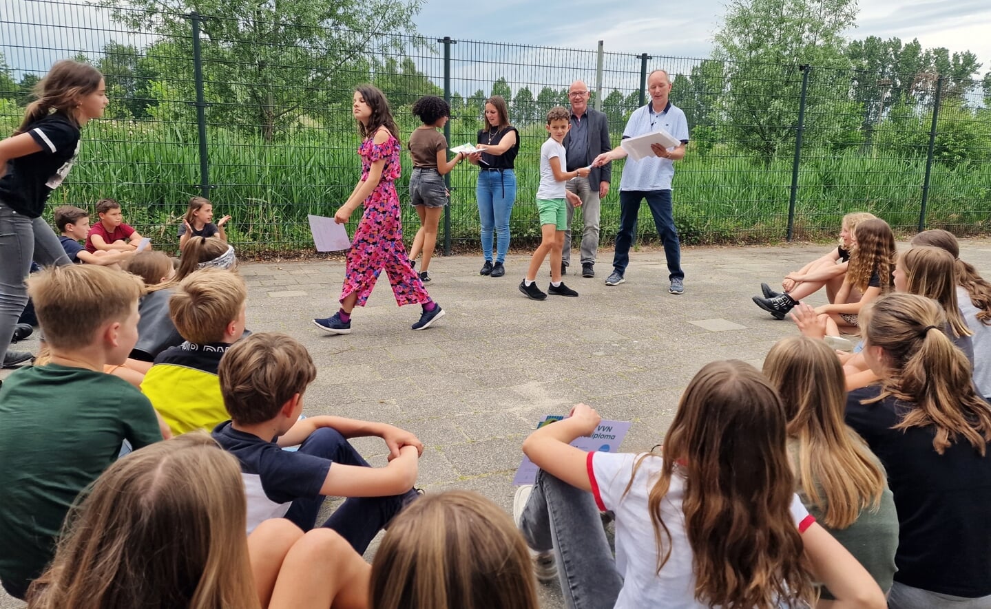 De leerlingen uit groep 7 van de Willibrordusschool in Esch kregen maandag hun verkeersdiploma uit handen van wethouder Fred van Nistelrooij. 